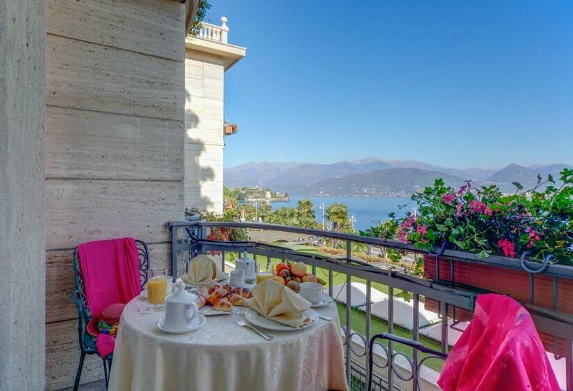 اتاق استاندارد با چشم‌انداز استخر, Grand Hotel Bristol
