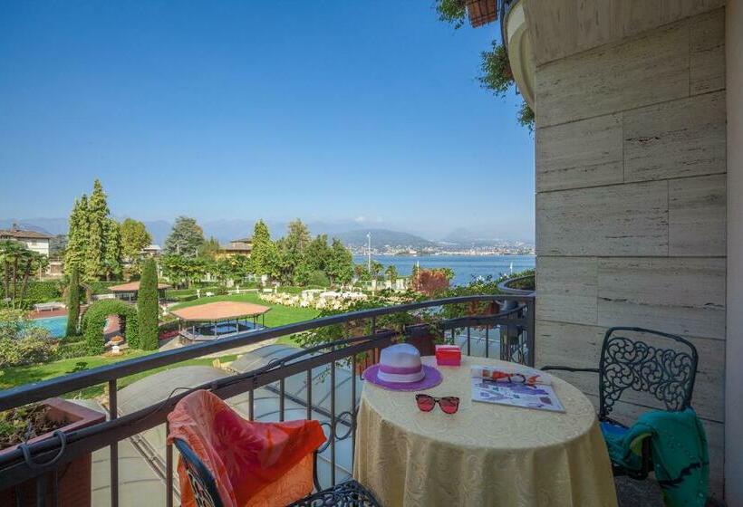 اتاق استاندارد با چشم‌انداز استخر, Grand Hotel Bristol