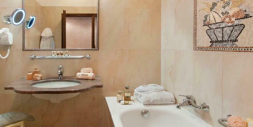 اتاق استاندارد با چشم‌انداز استخر, Grand Hotel Bristol