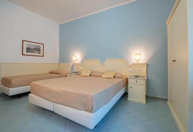 Habitación Triple Estándar con Balcón, Ascot Sorrento