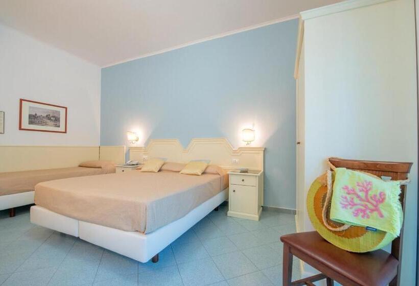 Трехместный Номер Стандарт с Балконом, Ascot Sorrento