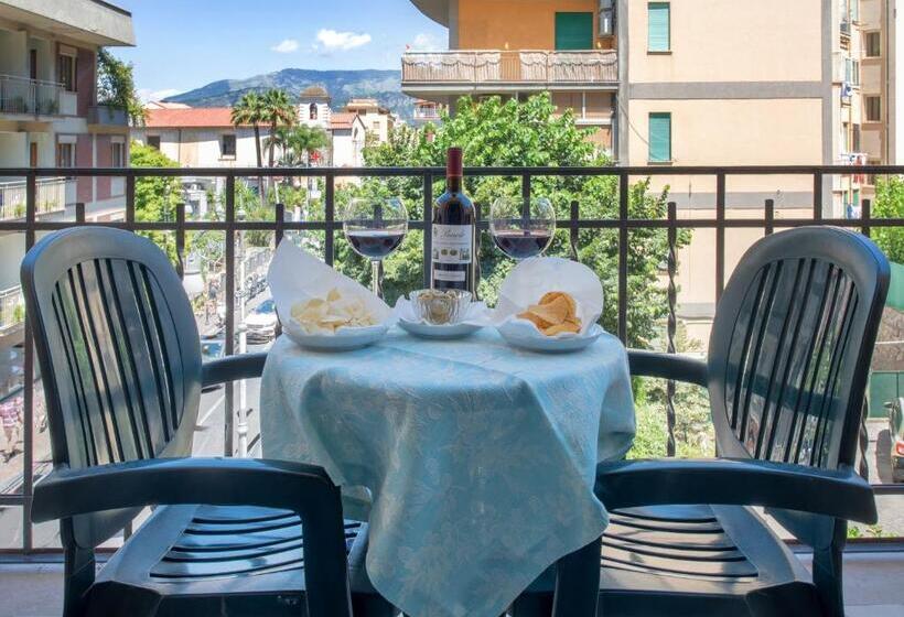 Трехместный Номер Стандарт с Балконом, Ascot Sorrento