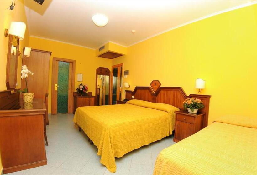 Habitación Cuádruple Estándar con Balcón, Ascot Sorrento