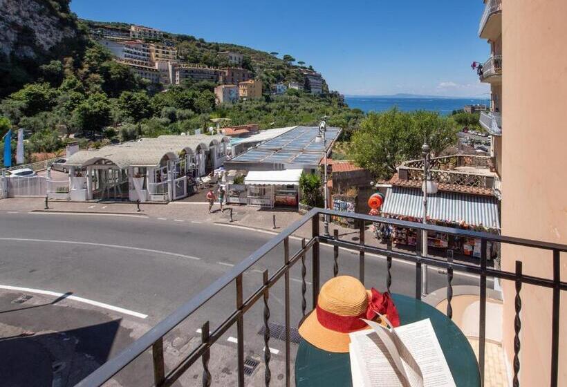 Четырехместный Номер Стандарт с Балконом, Ascot Sorrento