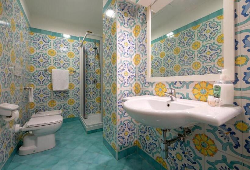 Habitación Cuádruple Estándar con Balcón, Ascot Sorrento