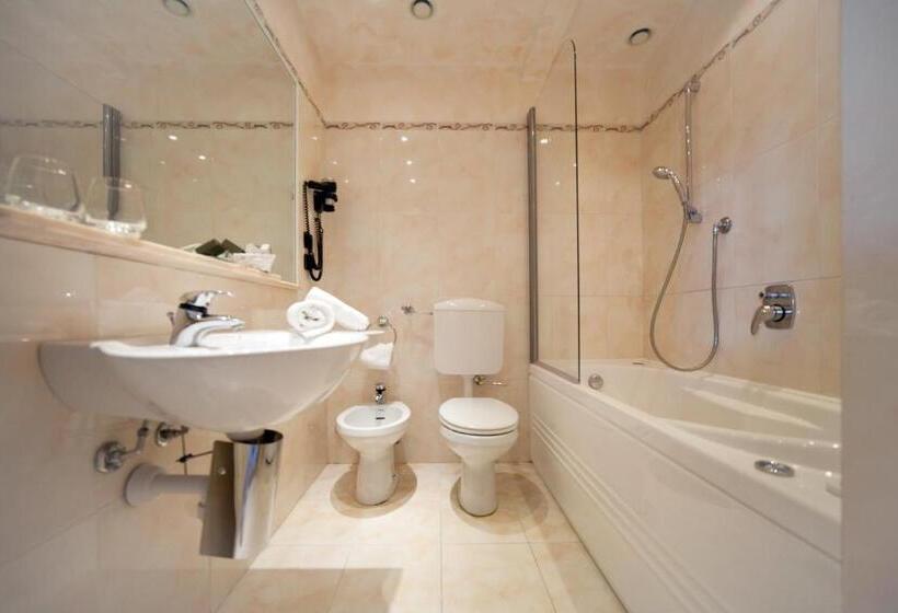 سوییت جونیور با چشم‌انداز دریا, Nyala Suite Hotel Sanremo