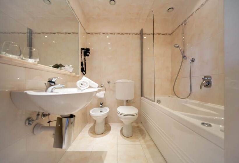 اتاق استاندارد با چشم‌انداز استخر, Nyala Suite Hotel Sanremo