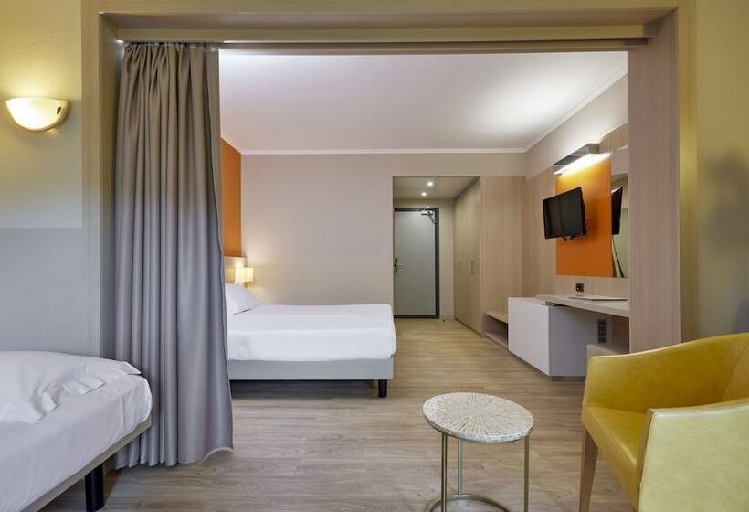 اتاق خانوادگی با چشم‌انداز باغ, Park Hotel I Lecci