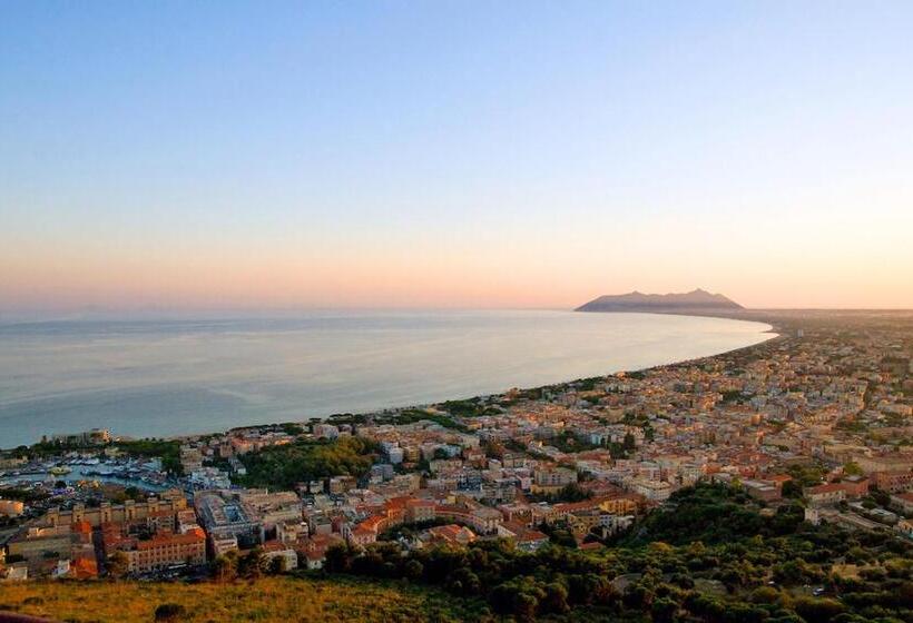 اتاق خانوادگی با چشم‌انداز دریا, Torre Del Sole