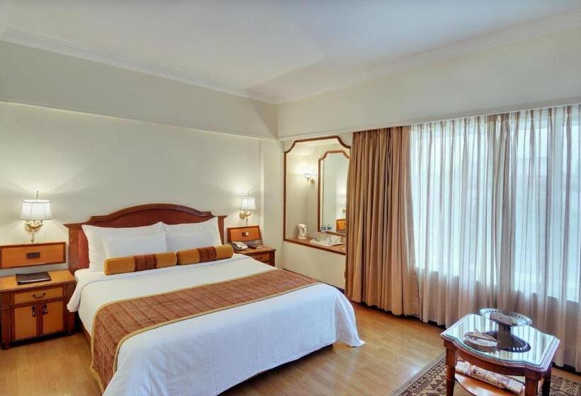 اتاق لوکس با تخت بزرگ, Pride Hotel Pune