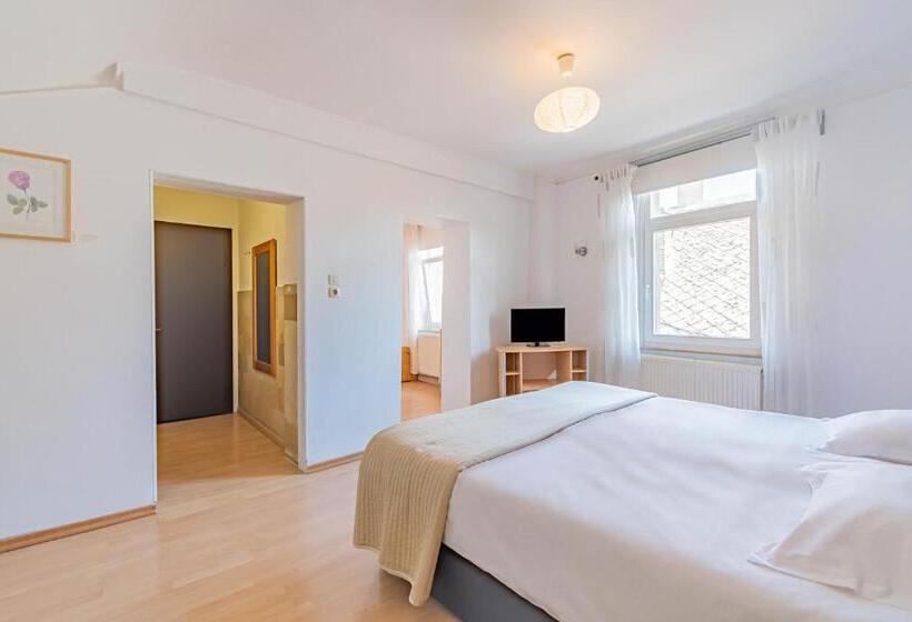 اتاق استاندارد سه نفره, Hôtel Le Petit Poète
