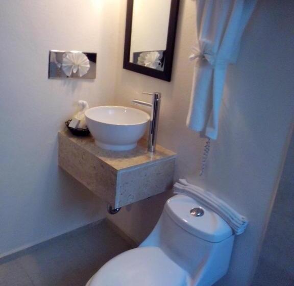 اتاق استاندارد با تخت بزرگ, Ramada Plaza By Wyndham Leon