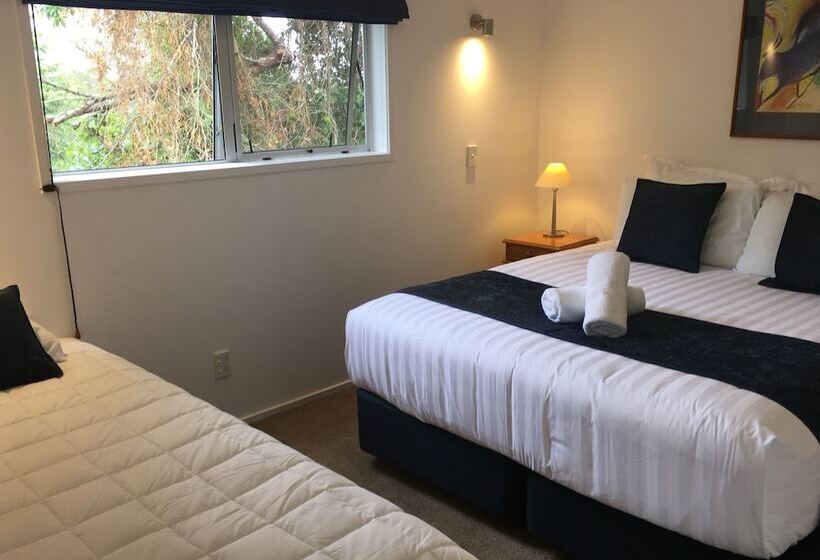 Семейные Апартаменты 3 Спальни, Colonial House Motel