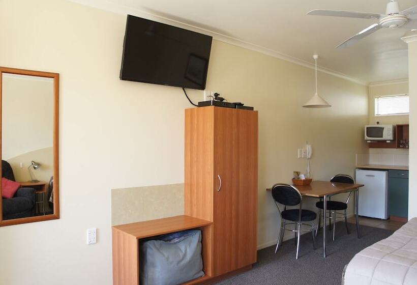 Студия Стандарт, Bk S Egmont Motor Lodge