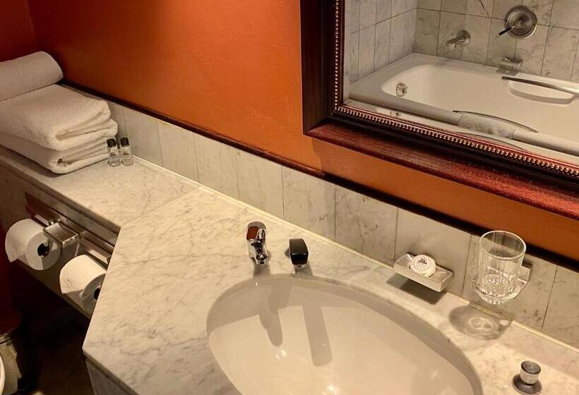 اتاق لوکس, The Royal Hotel By Coastlands Hotels & Resorts