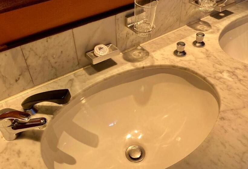 اتاق لوکس, The Royal Hotel By Coastlands Hotels & Resorts