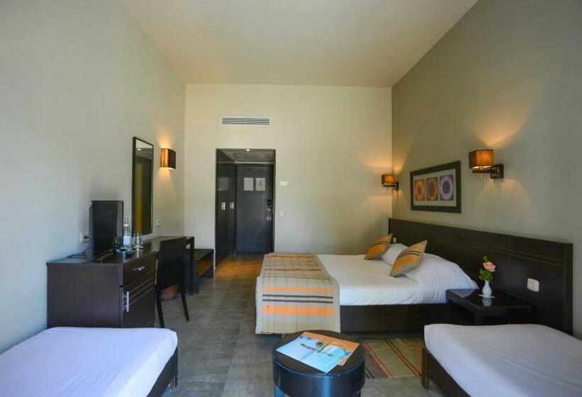 家庭间, Nozha Beach Resort & Spa