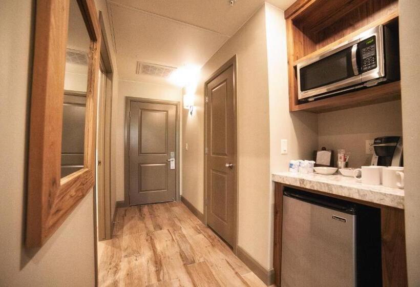 Номер Deluxe, Driftwood Lodge
