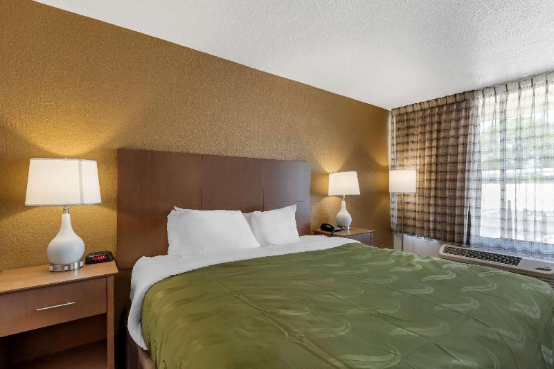 Номер Стандарт Кровать Кинг Адаптированный для Инвалидов, Quality Inn Saint Petersburg Northtampa Bay