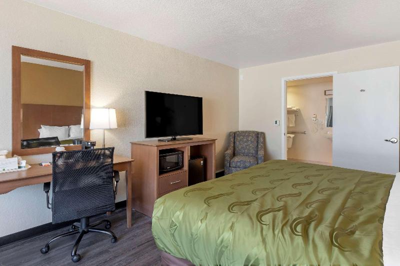 Номер Стандарт Кровать Кинг Адаптированный для Инвалидов, Quality Inn Saint Petersburg Northtampa Bay