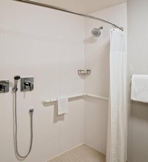 Номер Стандарт Кровать Кинг Адаптированный для Инвалидов, Courtyard Cincinnati Blue Ash