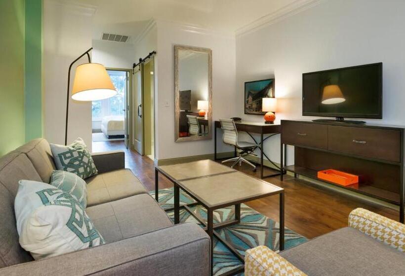 מיטת קינג בסוויטה, Indigo Savannah Historic District, An Ihg