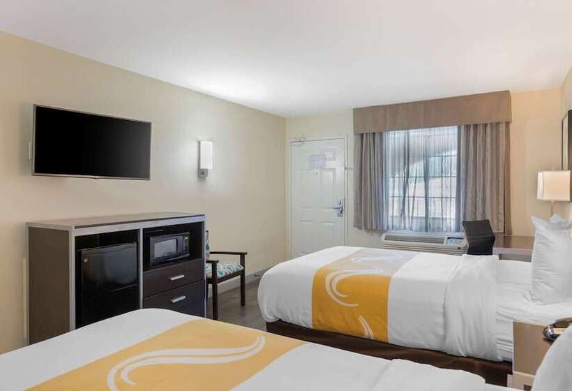带2个双人床的标准工作室, Quality Inn & Suites Camarillooxnard