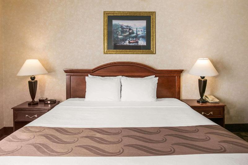 Quarto Estandar Cama King para Deficientes Físicos, Quality Inn Edisonnew Brunswick