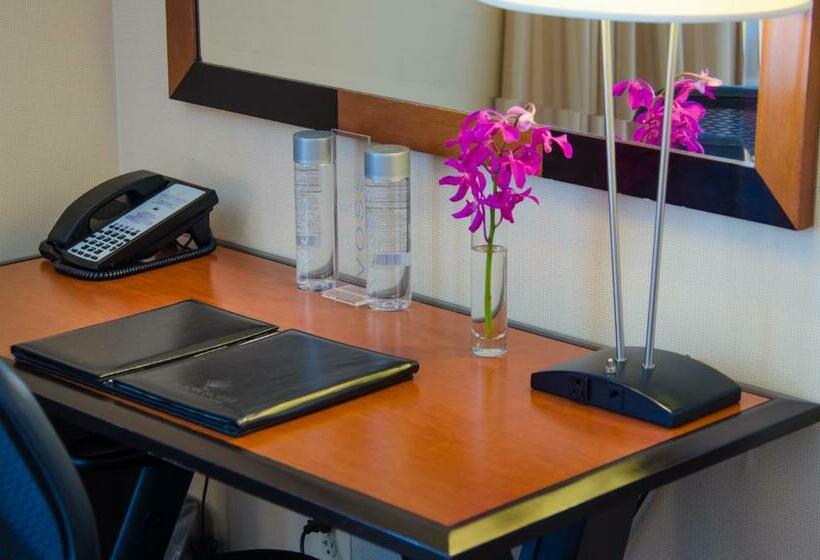 سوئیت جونیور برای معلولان, Beacon Hotel & Corporate Quarters