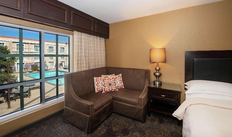 Номер Deluxe Вид на Бассейн, Hilton Santa Fe Historic Plaza