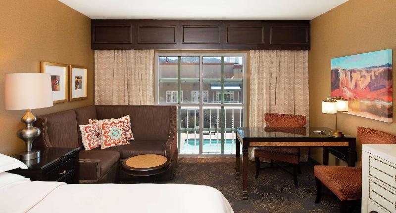 Номер Deluxe Вид на Бассейн, Hilton Santa Fe Historic Plaza