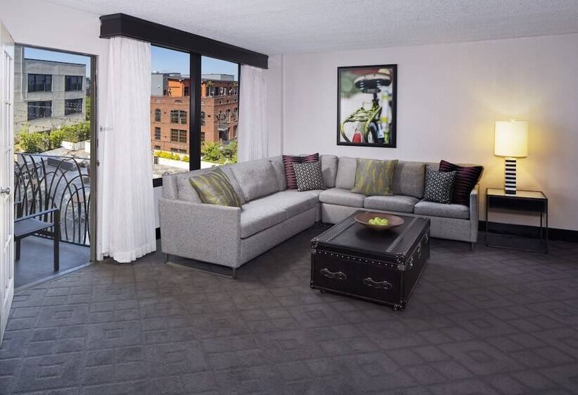 سوییت, Hyatt Regency Savannah