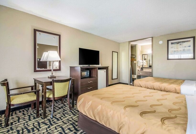 带2个双人床的标准工作室, Quality Inn & Suites