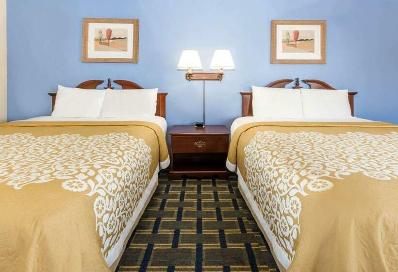 Номер Стандарт 2 Двуспальные Кровати, Days Inn By Wyndham Plymouth