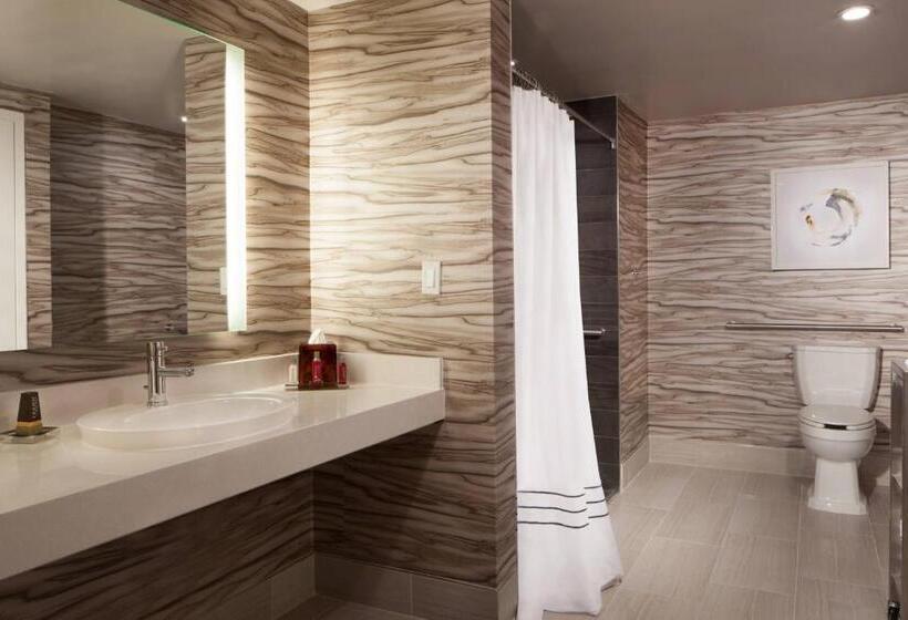 اتاق استاندارد با تخت بزرگ برای معلولان, Marriott Raleigh Durham Research Triangle Park