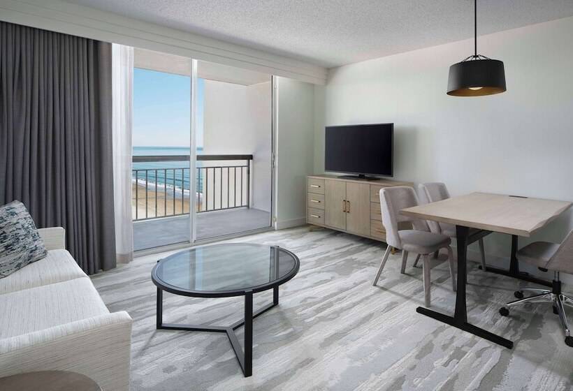 Люкс Кровать Кинг, Embassy Suites By Hilton Myrtle Beach Oceanfront Resort