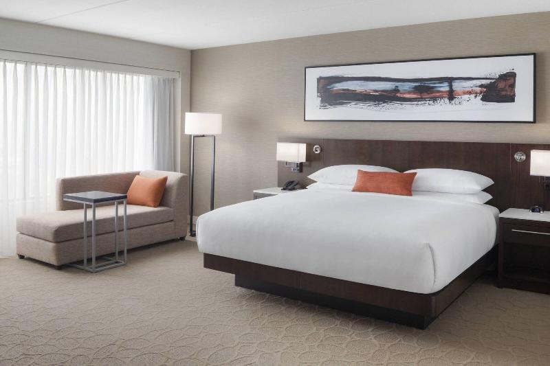 اتاق استاندارد با تخت بزرگ, Delta Hotels By Marriott Philadelphia Airport