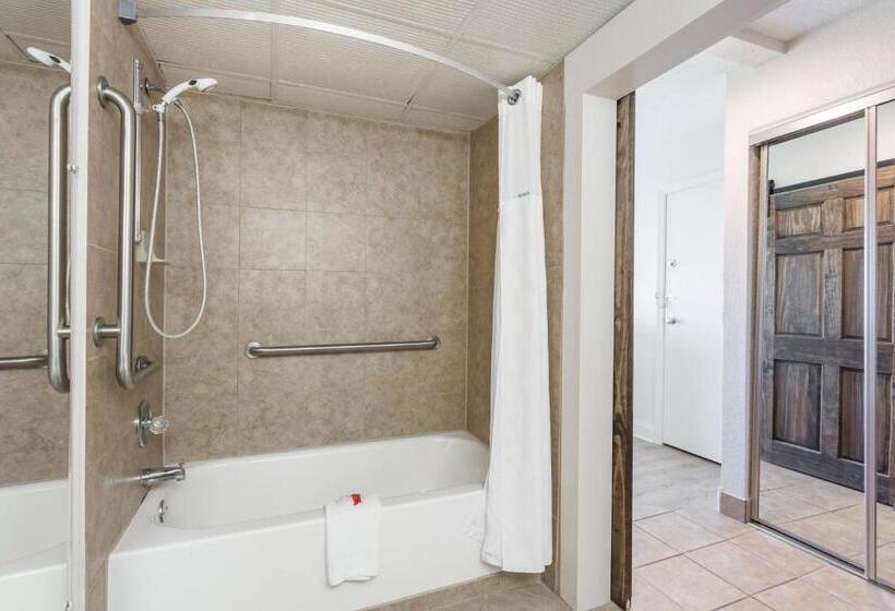 Номер Стандарт Адаптированный для Инвалидов, Ramada Plaza By Wyndham Nags Head Oceanfront