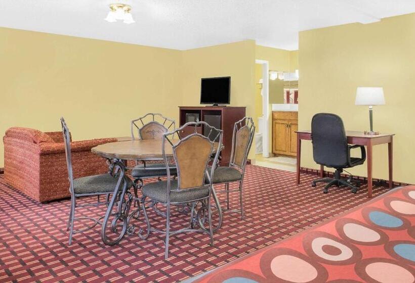 Люкс Кровать Кинг, Super 8 By Wyndham Kerrville Tx