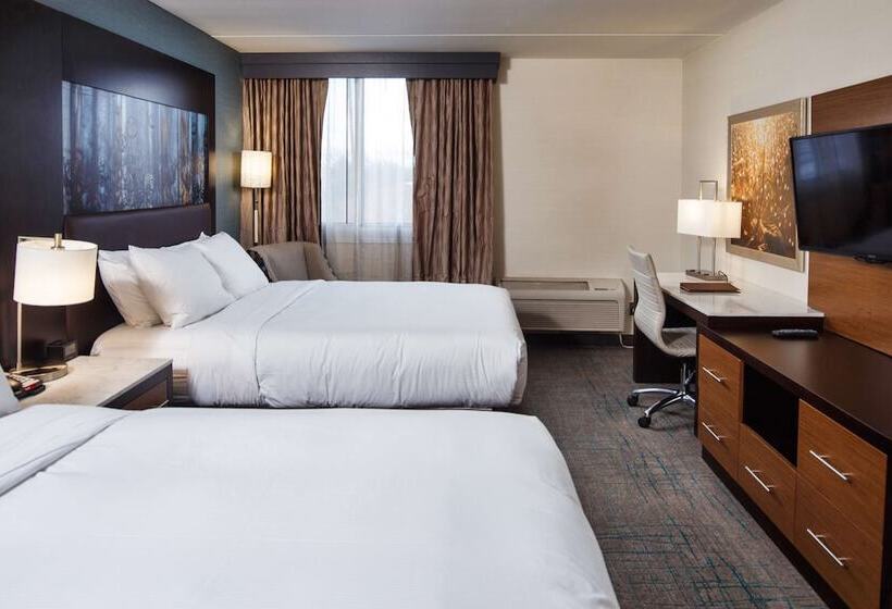 带2个双人床的标准工作室, Doubletree By Hilton Neenah
