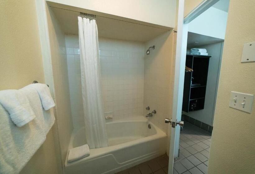 Номер Deluxe Кровать Кинг, Lemon Tree Inn