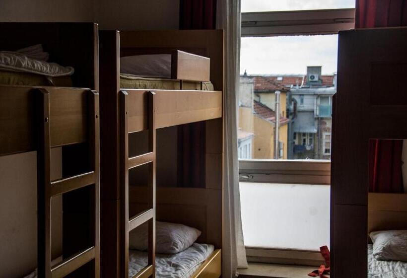 تختخواب در اتاق مشترک, Hi Hostel Zagreb