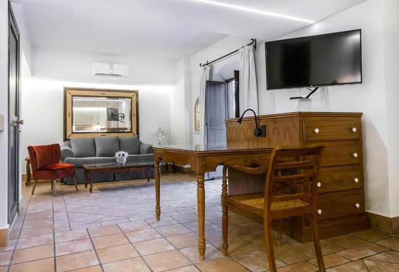 سوییت, Boutique Naura Centro