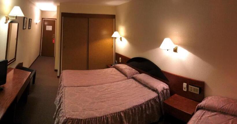 Economy Triple Room, Roc Del Castell