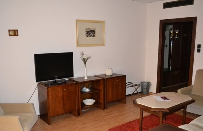 اتاق خانوادگی, Konferencia