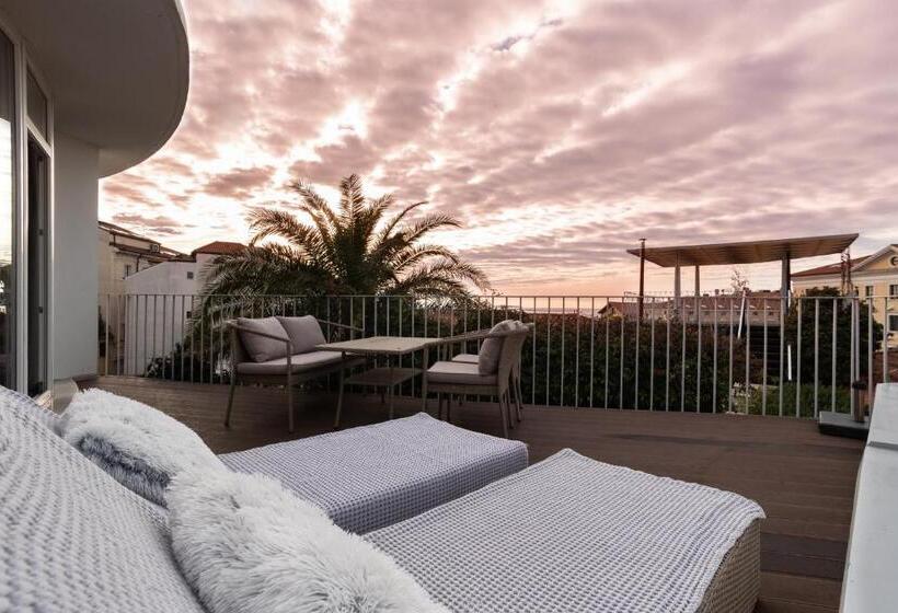 سوییت با چشم‌انداز دریا, Art Hotel Tartini