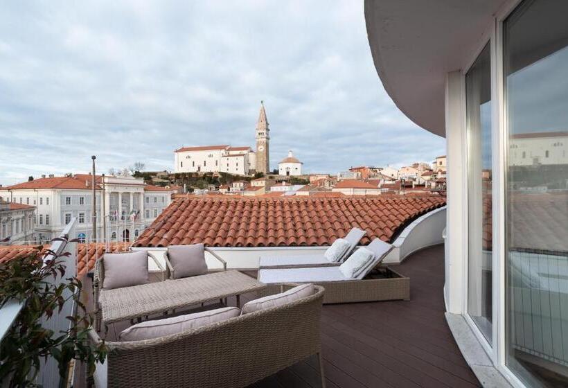 سوییت با چشم‌انداز دریا, Art Hotel Tartini