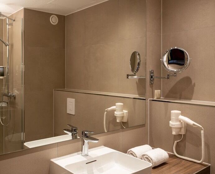 Полулюкс, H+ Hotel Hannover