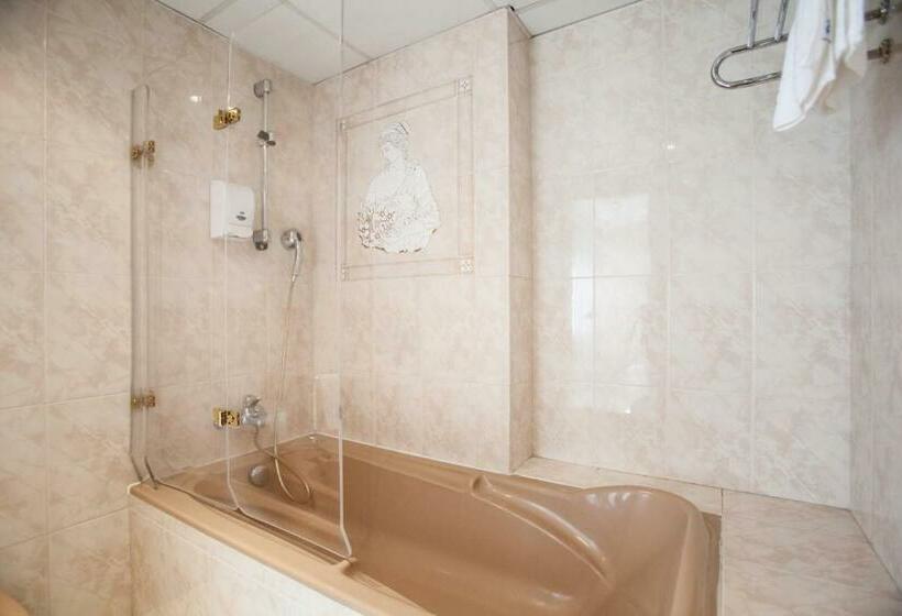 اتاق استاندارد سه نفره, YOMO Imperial
