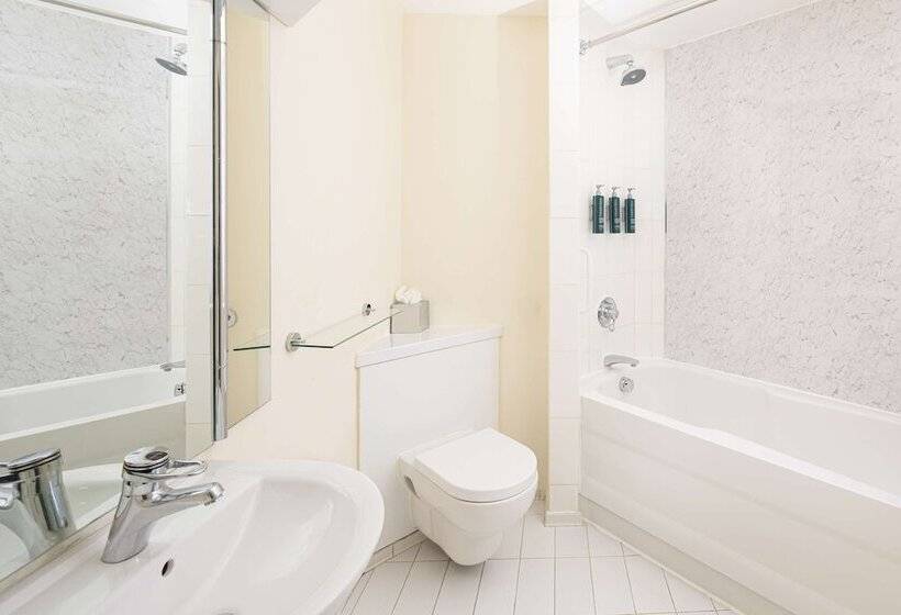 Номер Стандарт Адаптированный для Инвалидов, Hilton Northampton
